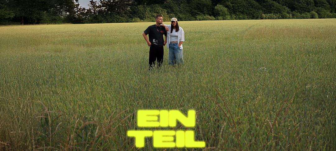 Die Sängerin Lilea und der Produzent Chris Cobaye auf einer grünen Wiese. Unterhalb der beiden steht in gelber Schrift: Ein Teil.