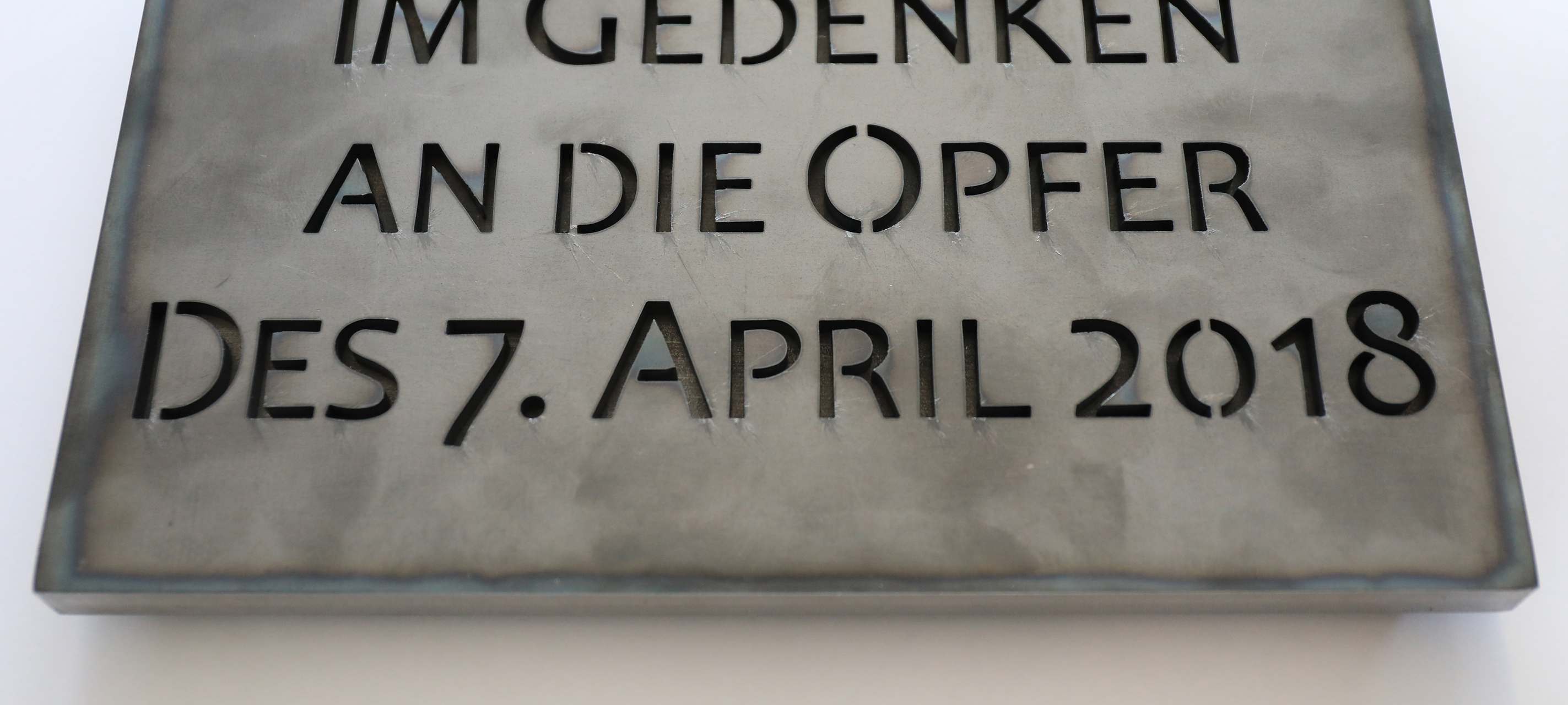 Gedenkplatte erinnert an Opfer des 7. April 2018
