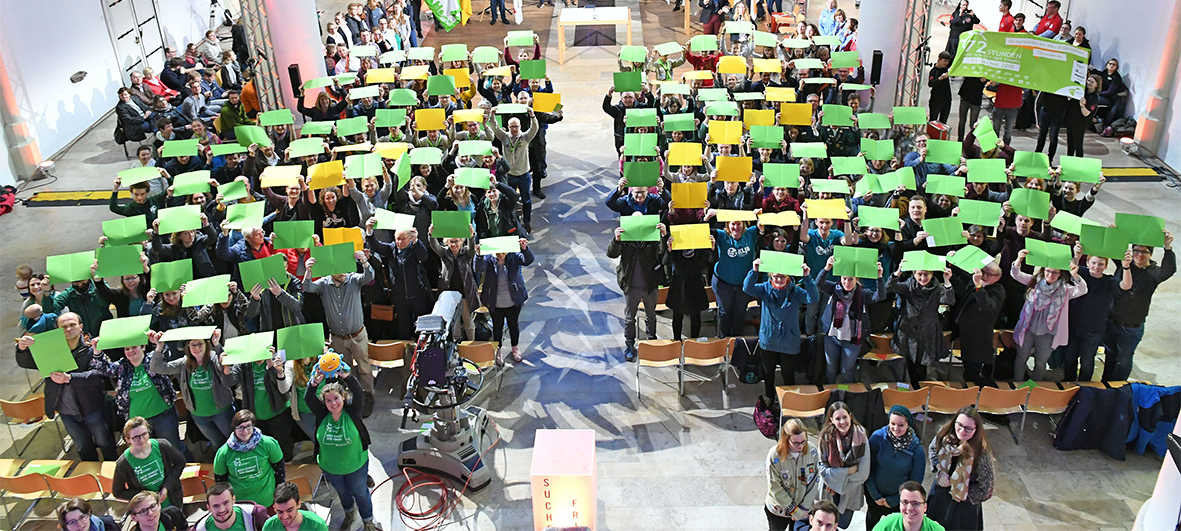 Jugendliche feiern Gottesdienst